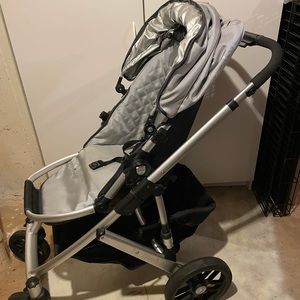 2011 Uppababy Vista Stroller with travel bag.